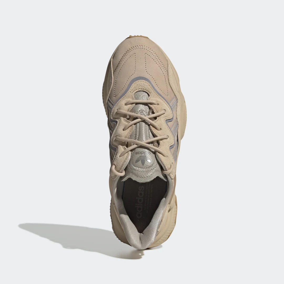Detalle de Zapatilla OZWEEGO de Adidas: estilo y confort para el día a día