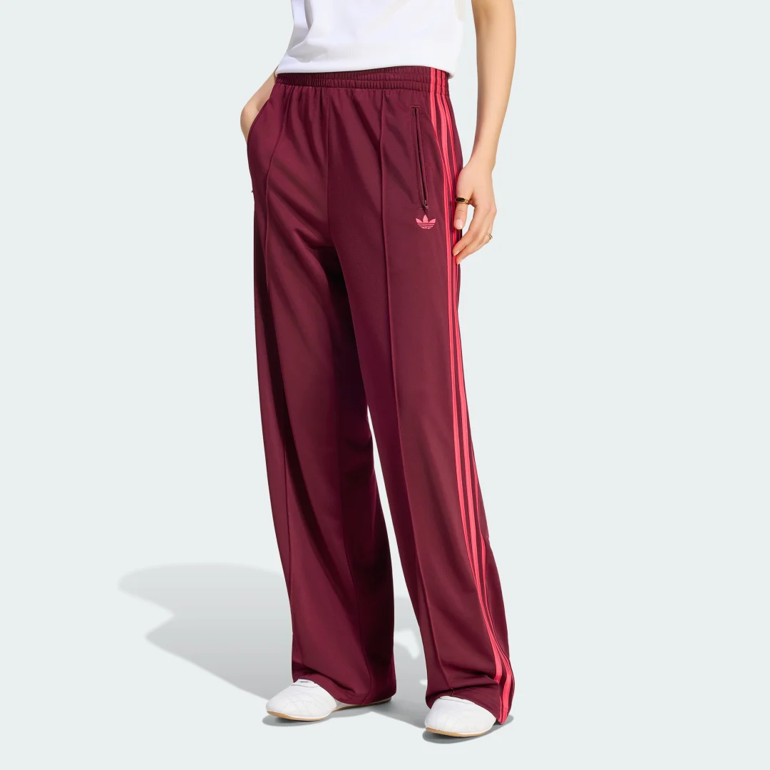 Imagen de Pantalón holgado Firebird de Adidas – Burgundy en OfertitasTOP