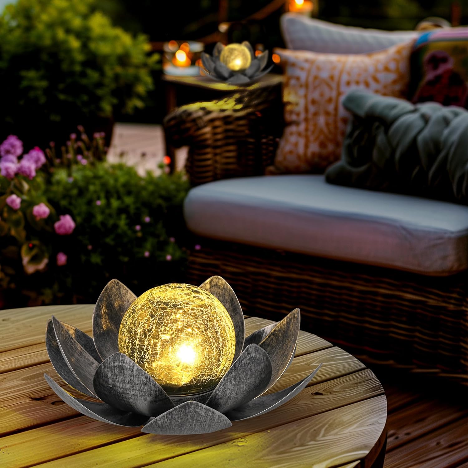 Detalle de GIGALUMI Solar Lights Outdoor Garden Ornament – Amber Lotus Flower, IP44 Weatherproof