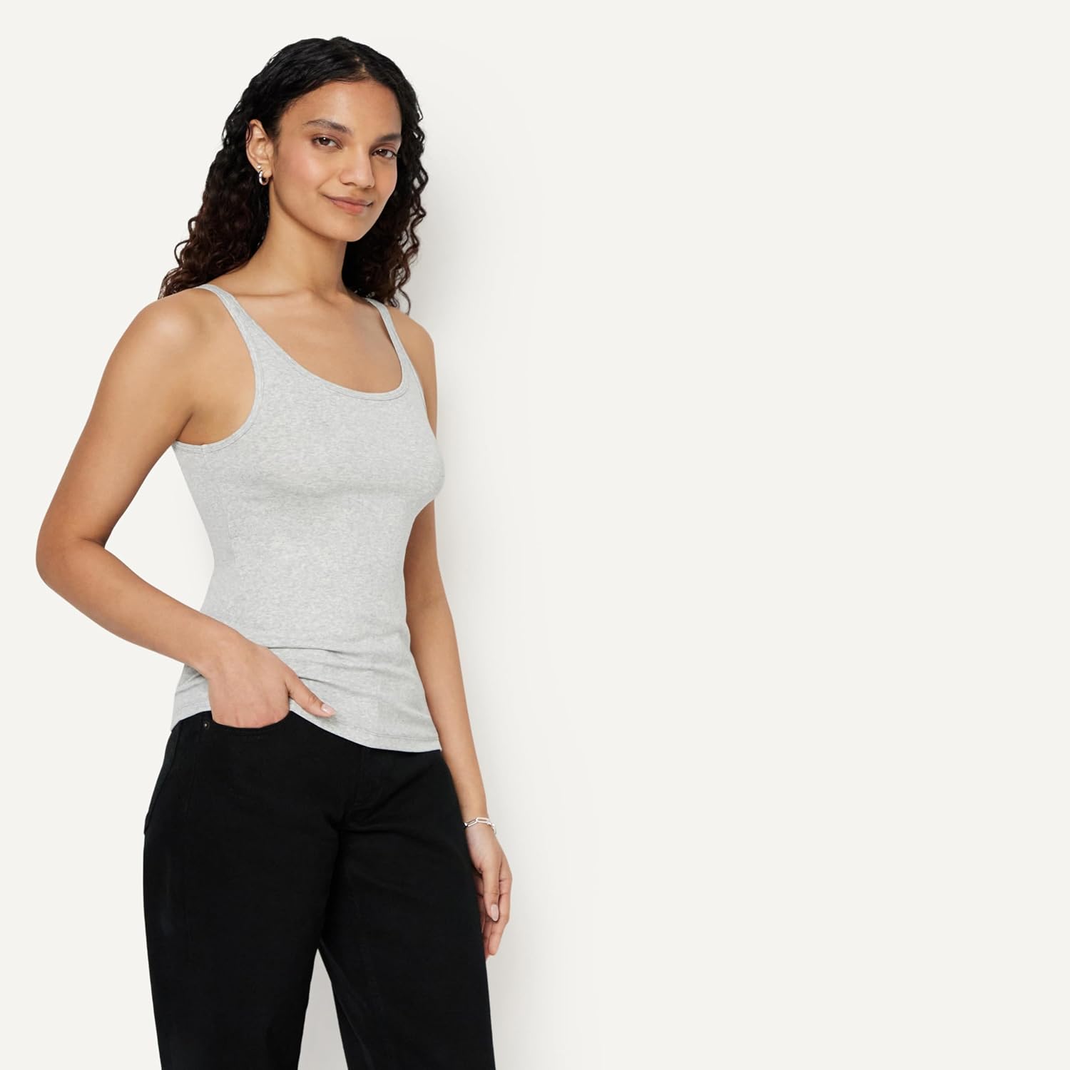 Detalle 2 de Amazon Essentials Women's Slim-Fit Thin-Strap Tank Top
