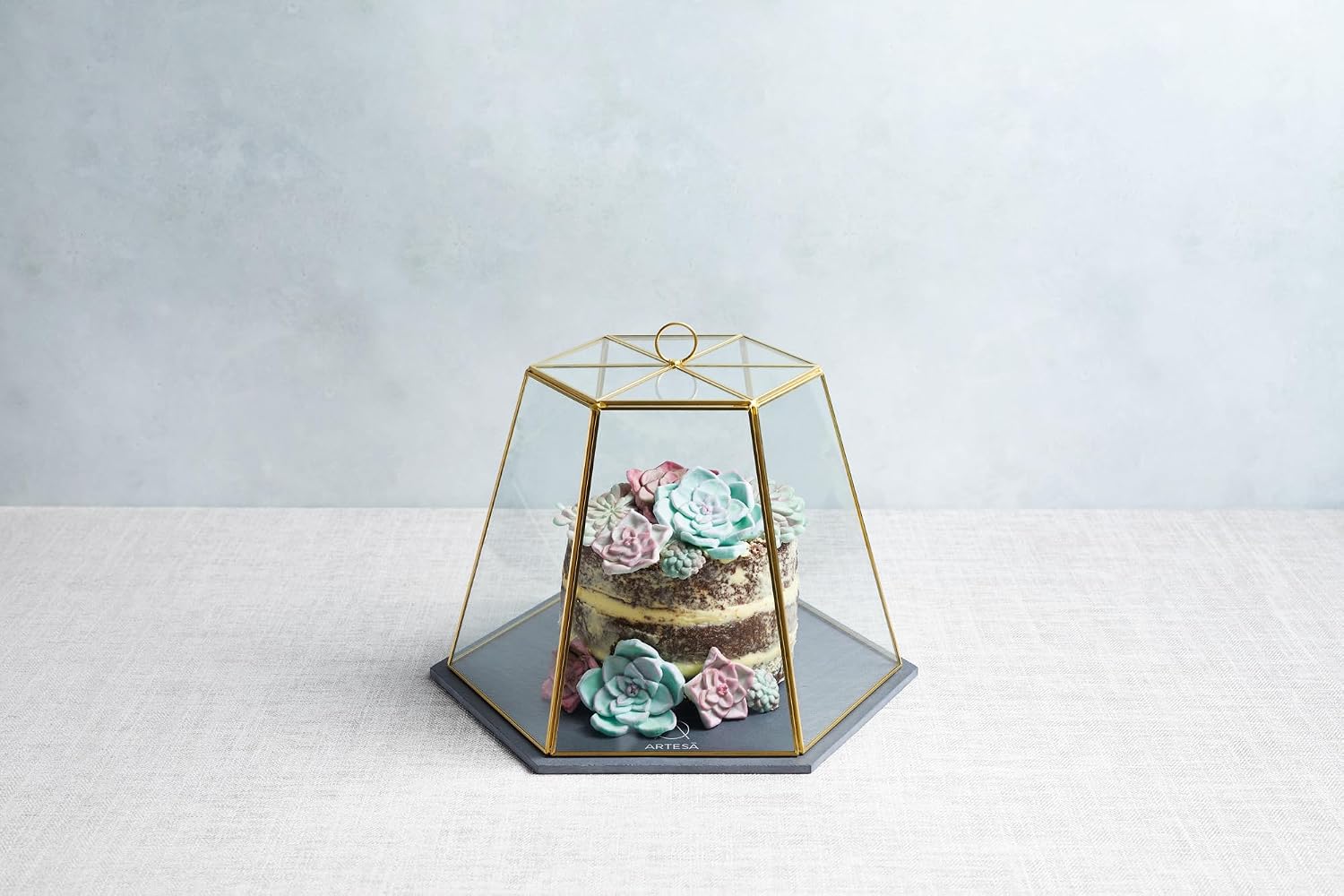 Thumbnail 3 de Artesa Geometric Glass Cake Dome with Slate Serving Board, Brass-Effect Frame