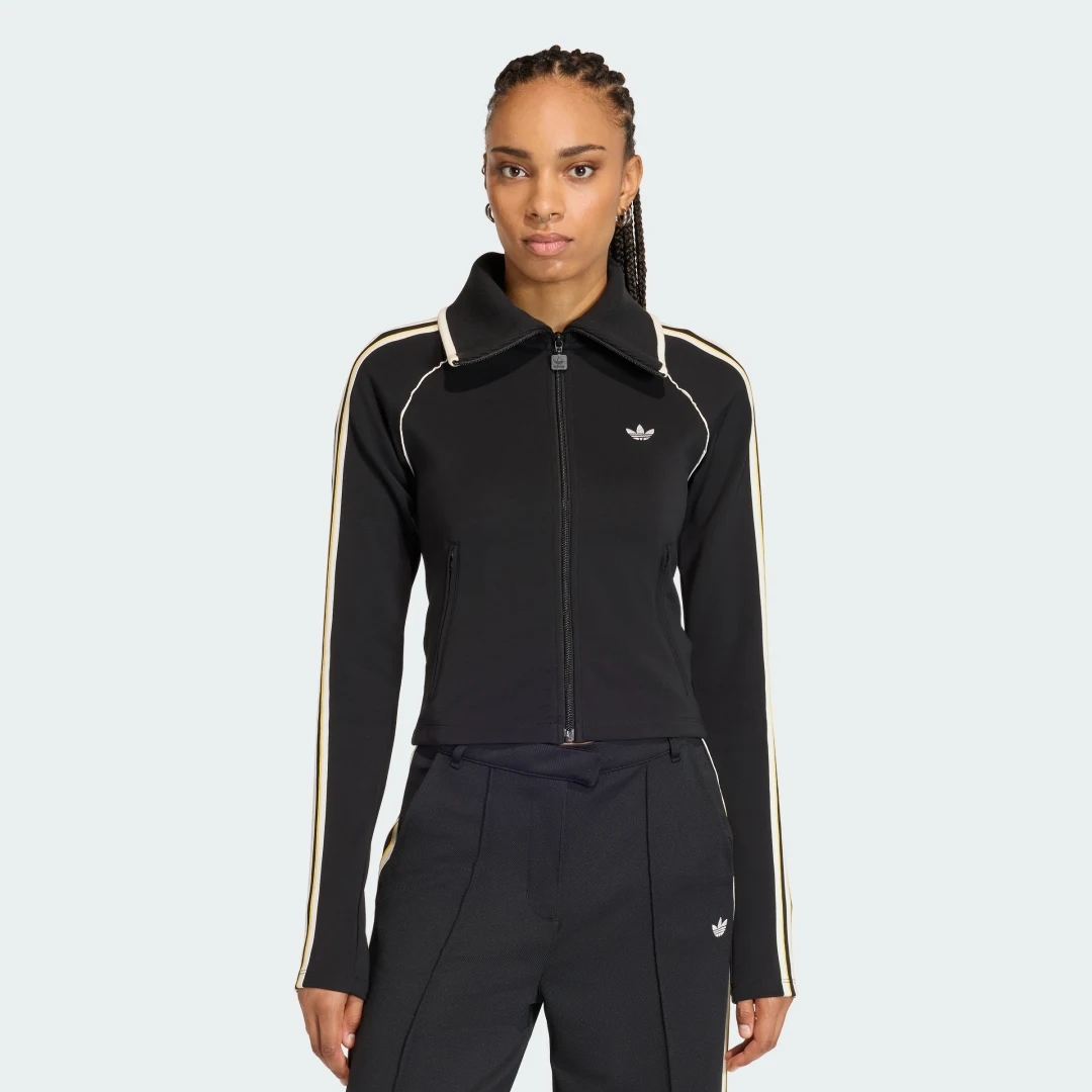 Detalle de CHAQUETA DEPORTIVA ENTALLADA FIREBIRD de Adidas: minimalismo práctico para entrenos y casual