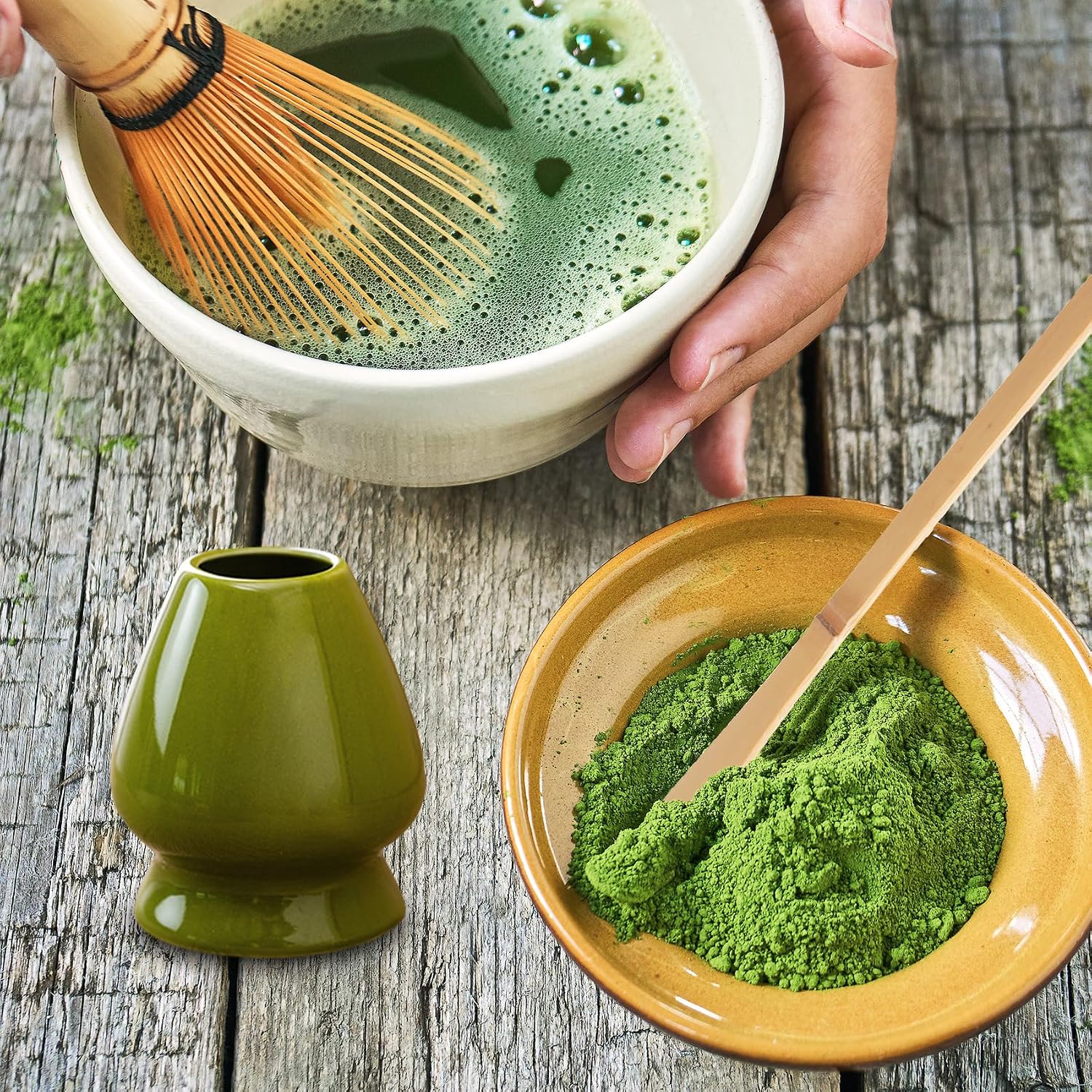 Detalle 2 de Matcha Tee Set mit traditionellem Besen, Löffel und Keramikhalter – grün