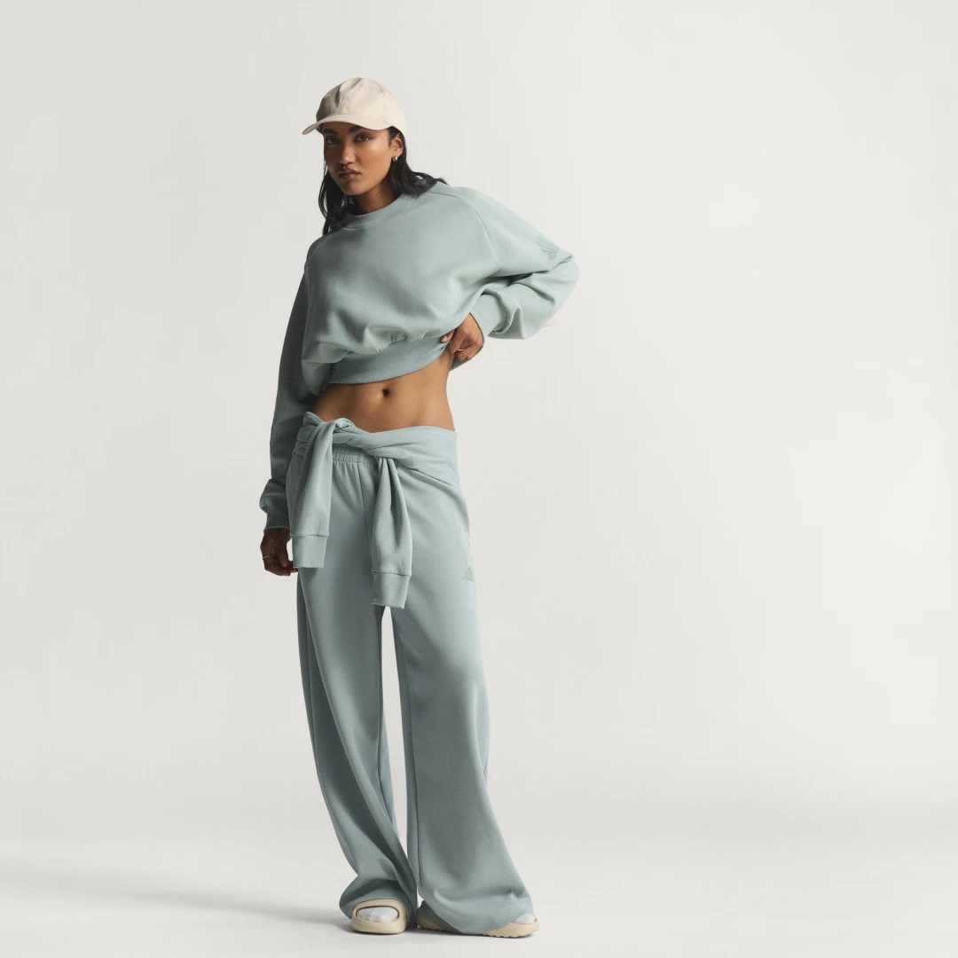 Thumbnail 2 de PANTALÓN RECTO SOFT LUX de Adidas: comodidad y estilo verde para el día a día