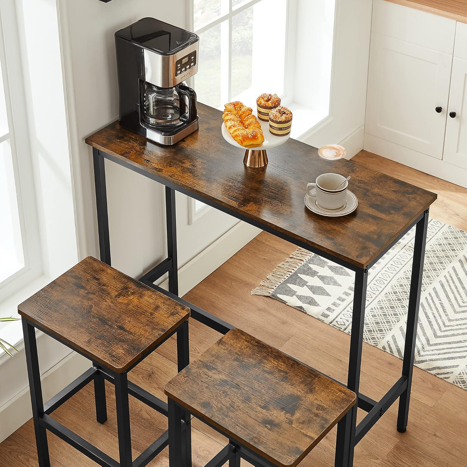 Detalle 2 de VASAGLE LBT218B01 bar table set for breakfast