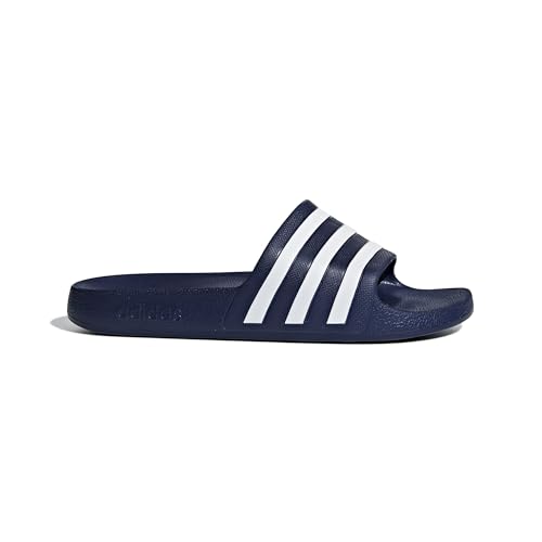 Detalle 2 de Adilette Aqua Slides para adulto de Adidas – Dark Blue/Cloud White, 44.5 EU