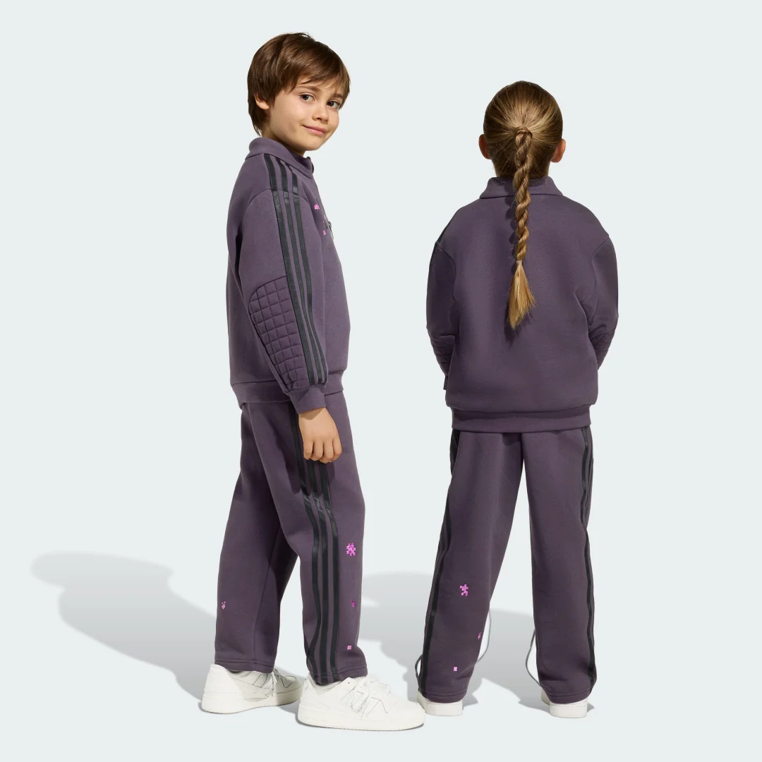 Detalle de Conjunto Adidas Minecraft: sudadera holgada y camiseta de cuello redondo en color violeta