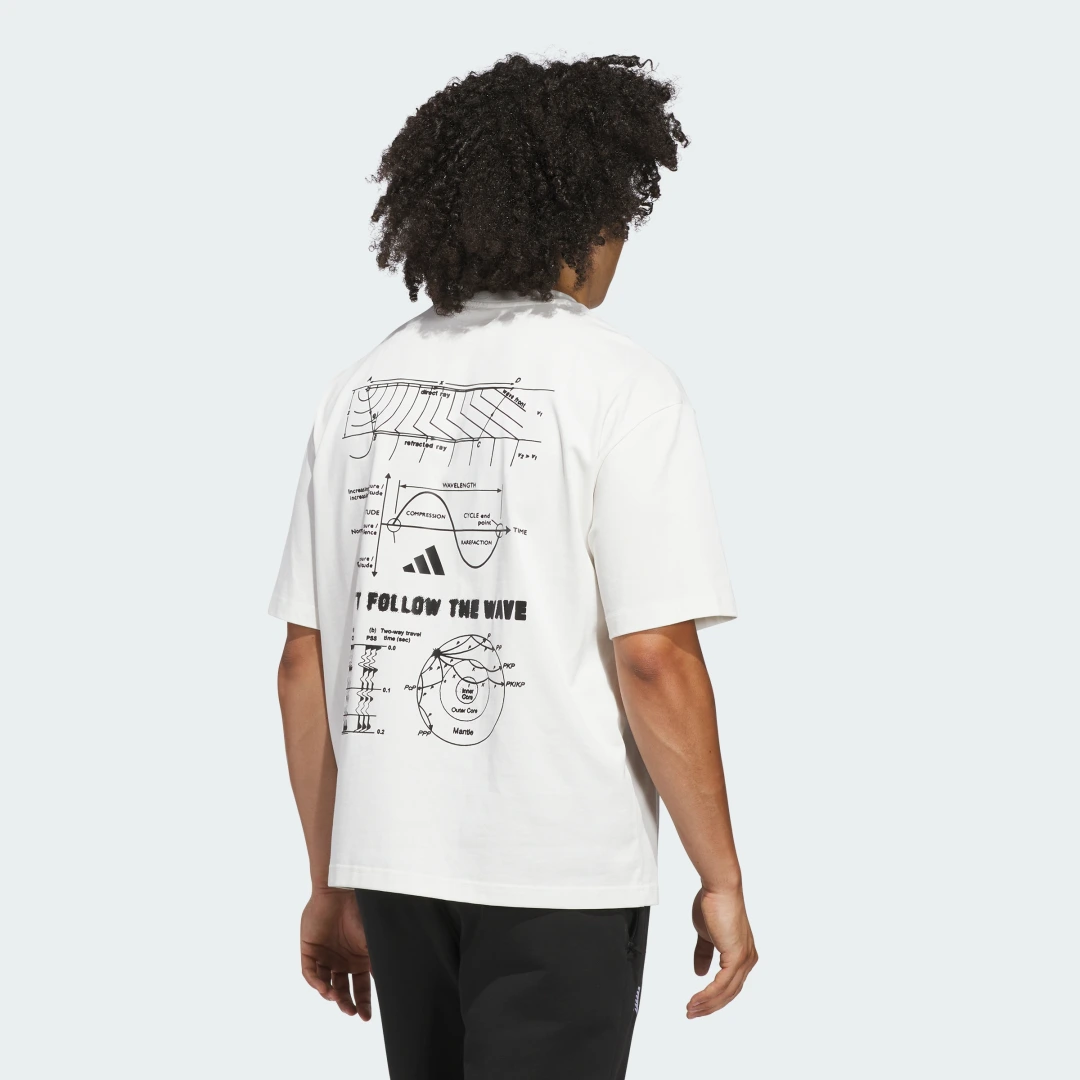 Detalle de Anthony Edwards Tee de Adidas: camiseta blanca para fans y uso diario