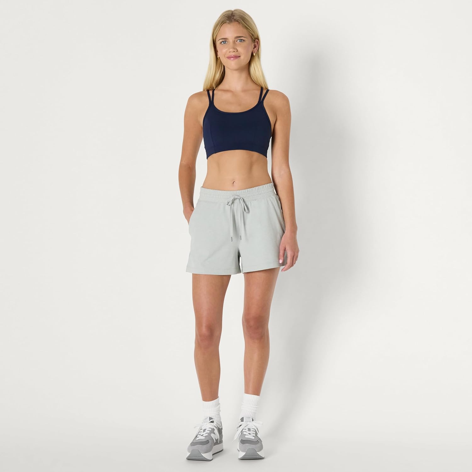 Thumbnail 2 de Amazon Essentials Damen sportliche weiche Sweatshorts mit leichtem Stretchanteil (ca. 8,9 cm Innenbeinlänge)