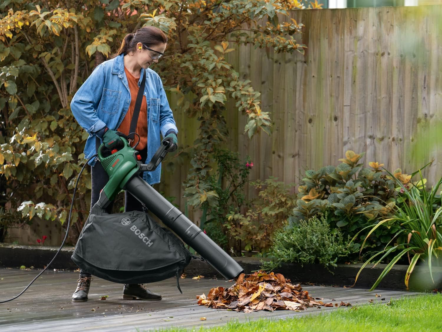 Thumbnail 1 de Bosch UniversalGardenTidy 3000 electric leaf blower & vacuum (3000 W, variable speed, 50 l collection bag)