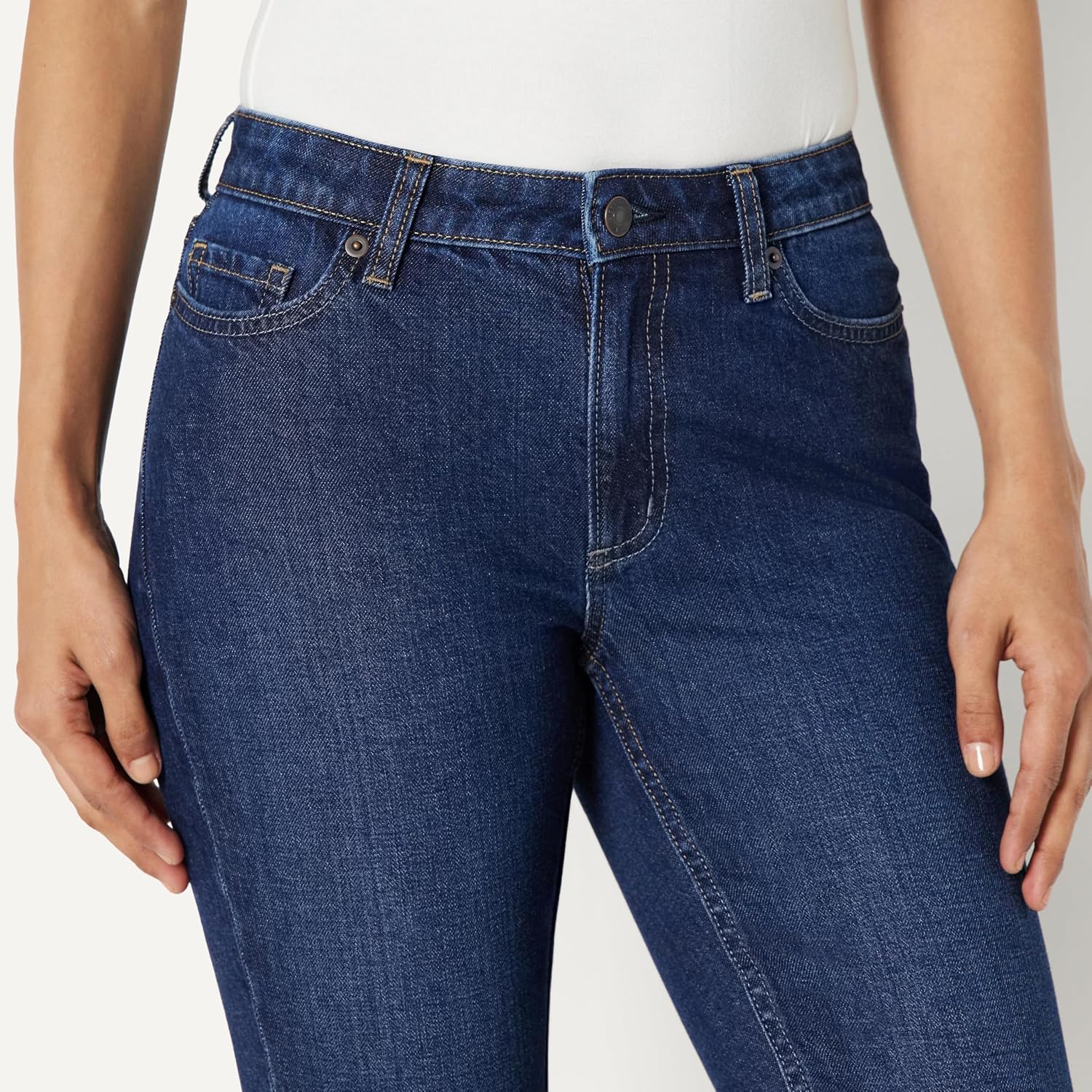 Detalle de Amazon Essentials Damen Slim-Fit Capri-Jeans mit mittlerem Stretchanteil und mittelhohem Bund