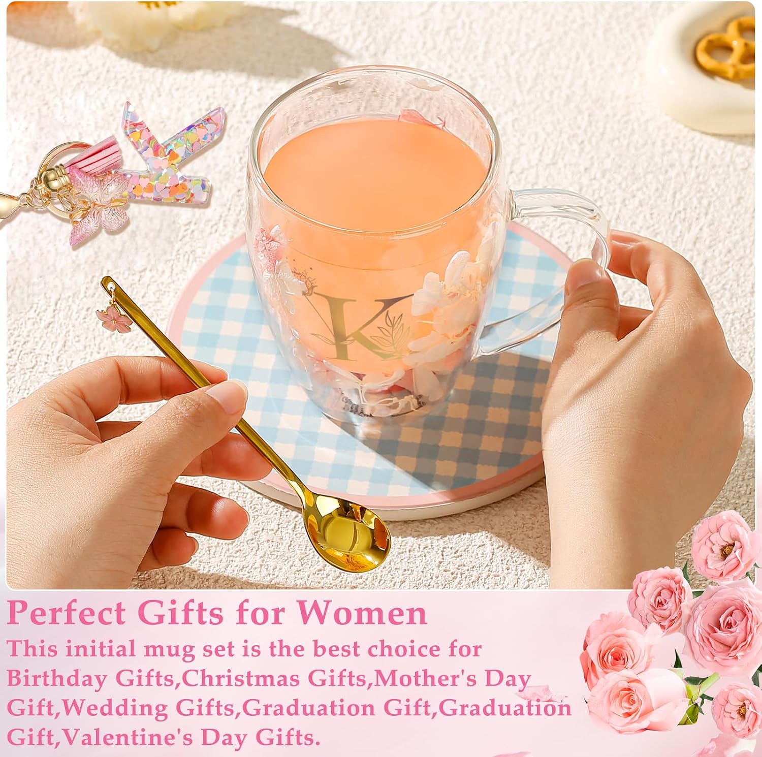 Detalle 2 de Gifts for Women Glass Coffee Mugs with Gold Monogram and Dried Flowers – Personalised 280ml Double-Walled