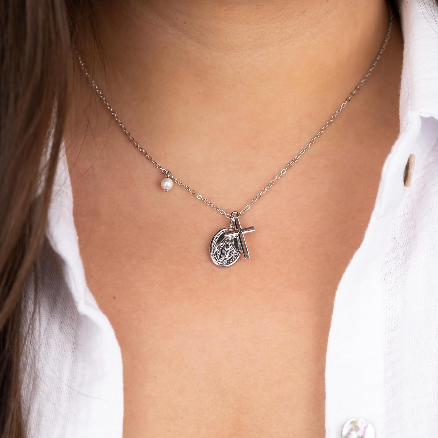 Detalle 2 de Engelsrufer Damen Halskette aus Sterling Silber mit Kreuz- und Maria-Anhänger, Muschelperle, verstellbar 40–44 cm, nickelfrei