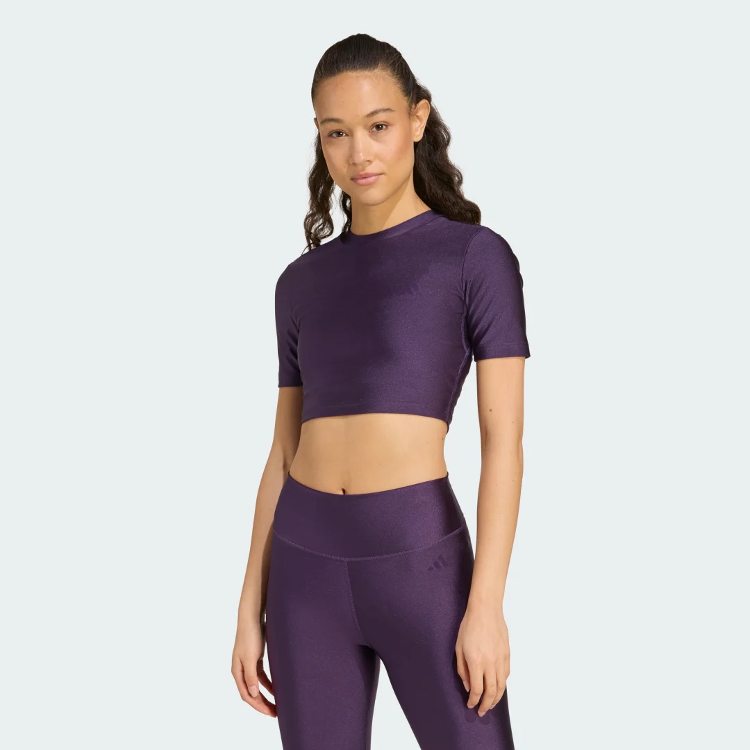 Detalle de Camiseta brillante de entrenamiento Essentials de Adidas: ligero rendimiento en color violeta
