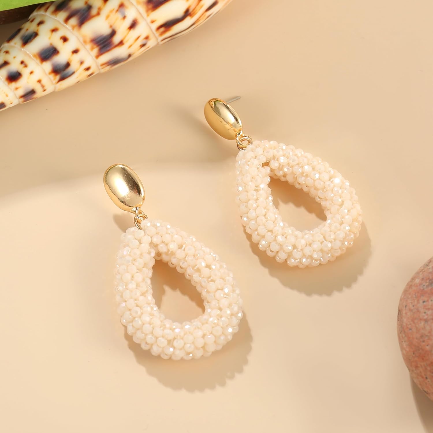 Detalle de Beige Boho Ohrringe Hängend – Tropfenförmige Kristallperlen von Joya Love
