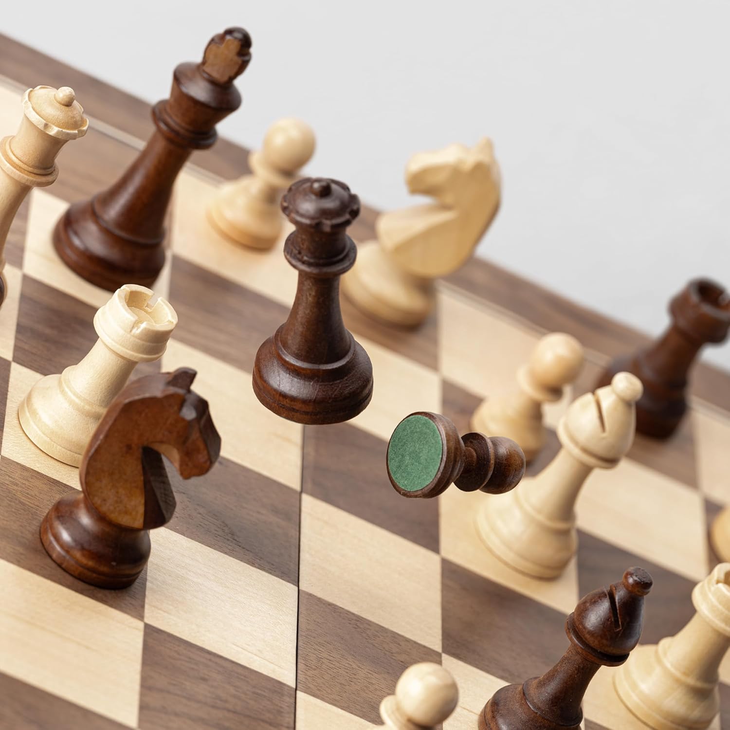 Thumbnail 2 de Ensemble d’échecs A&A en bois magnétique pliable (38 cm) – pièces Staunton