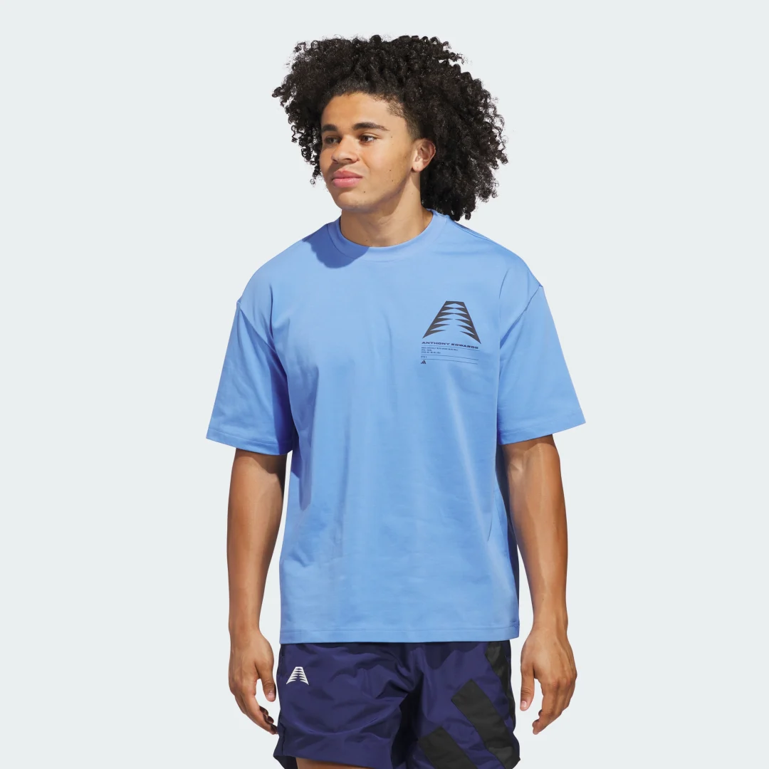 Detalle 2 de Camiseta Anthony Edwards GFX Schematic de Adidas — Azul