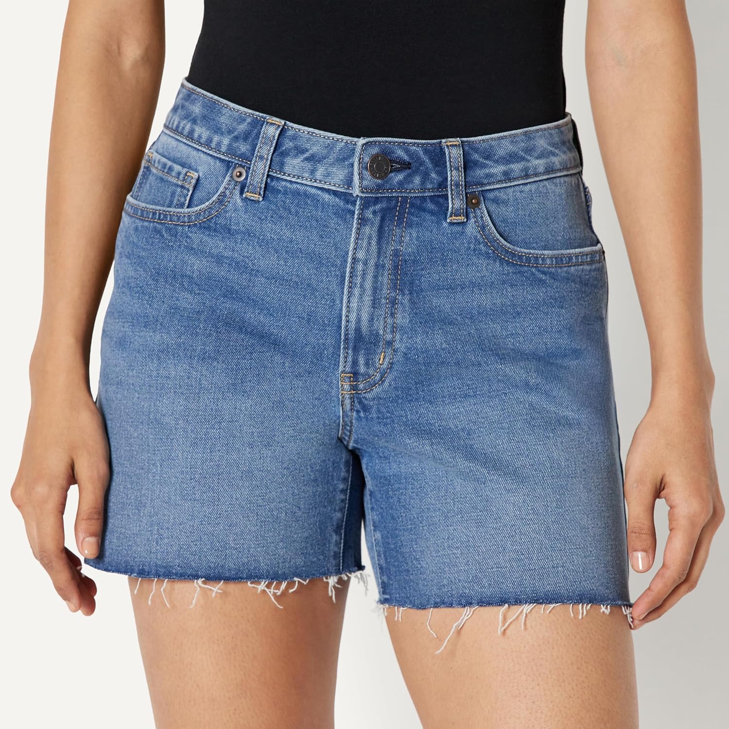 Thumbnail 2 de Amazon Essentials Women’s Low Stretch Mid-Rise Regular-Fit Jean Short (4 1/2" inseam)