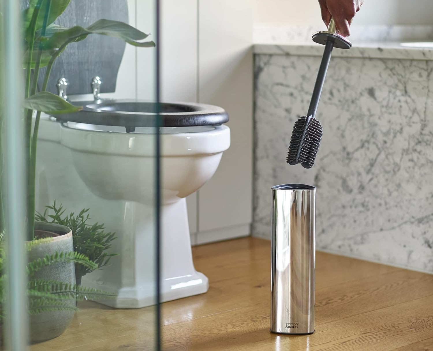 Detalle 2 de Joseph Joseph Flex 360: Escobilla de Baño Innovadora
