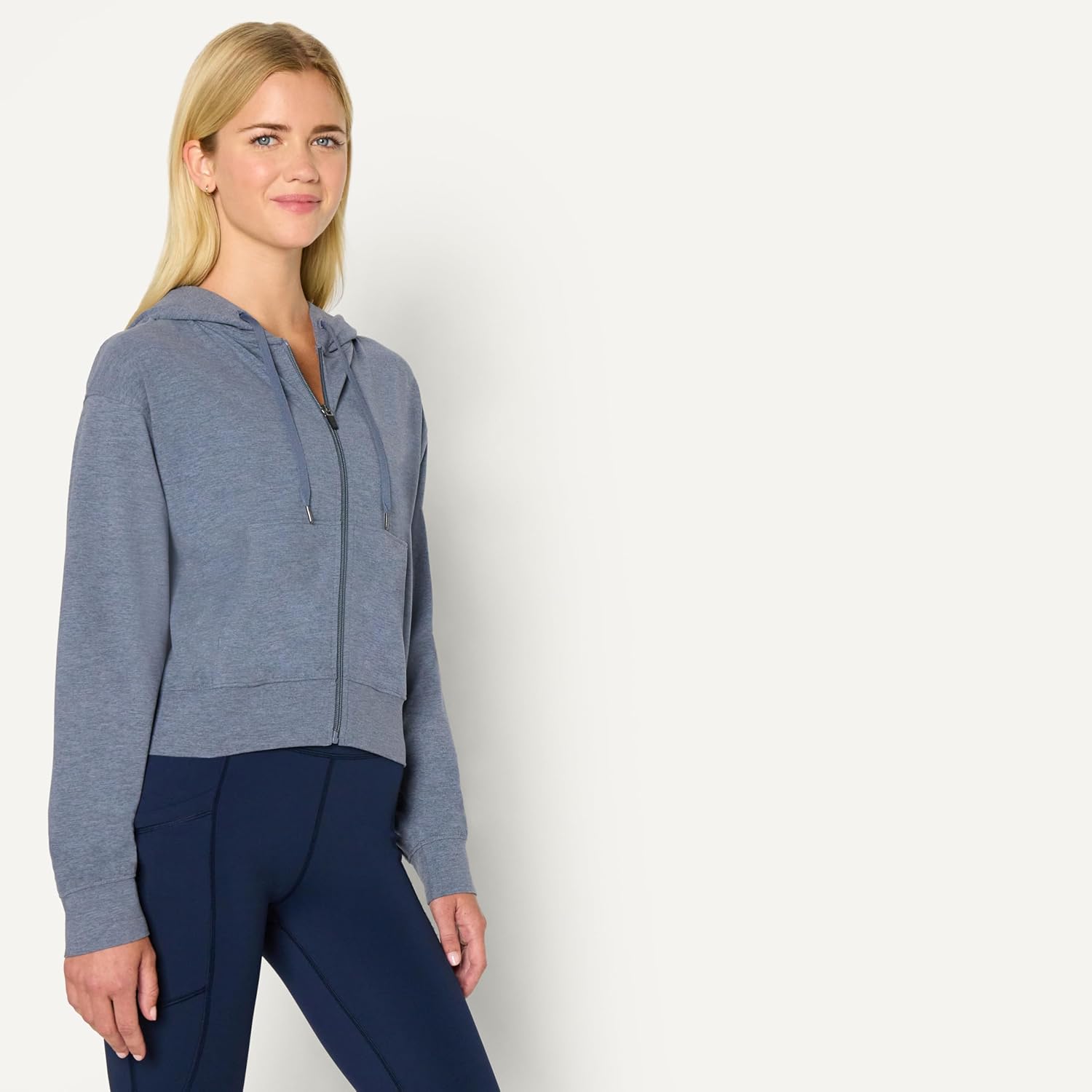 Detalle de Amazon Essentials Women's Athletic Soft Performance Lightweight Cropped Zip Up Hoodie