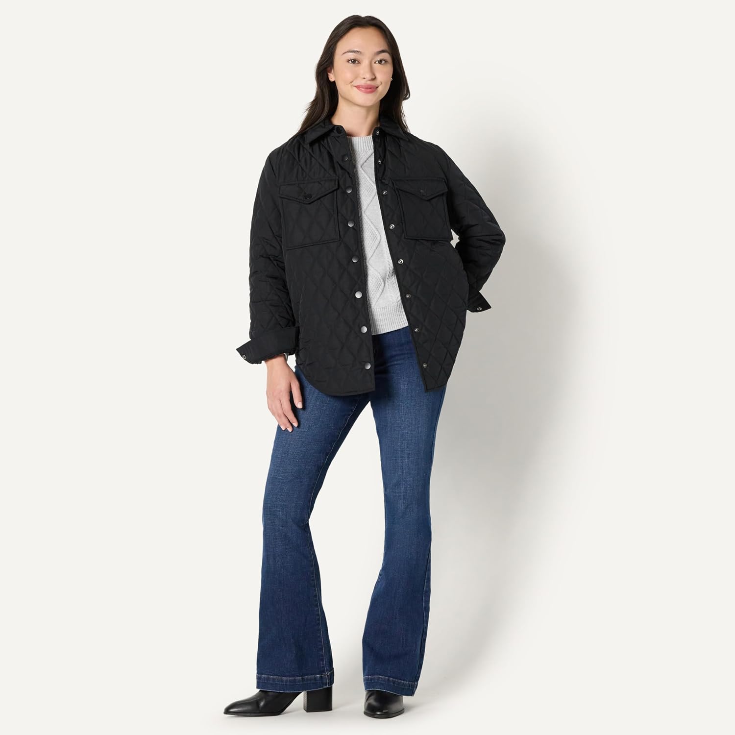 Detalle de Amazon Essentials Damen Lange Relaxed-Fit-Steppjacke mit Druckknöpfen