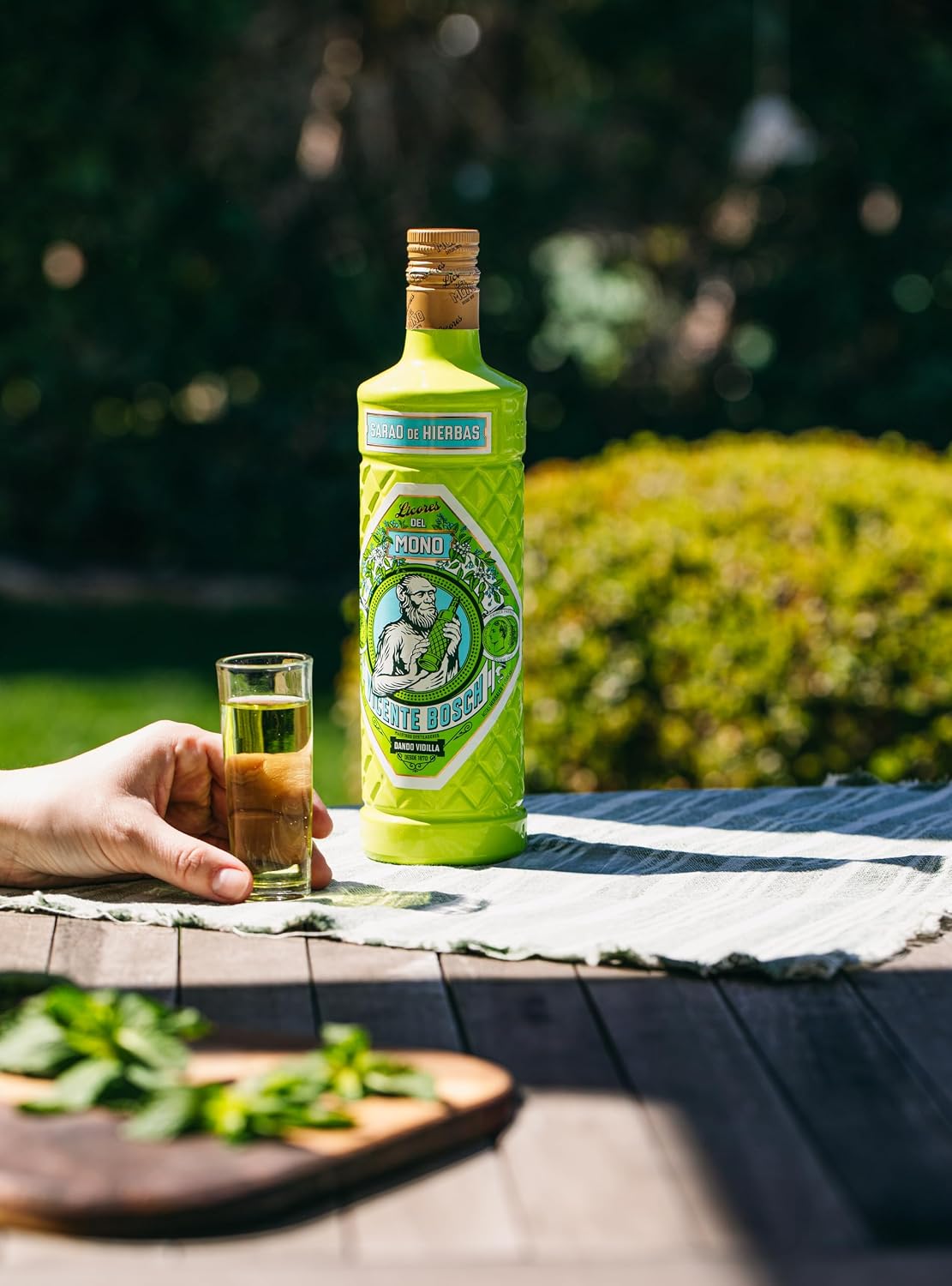 Detalle 2 de Licor Mono Sarao de Hierbas 🌿 70cl
