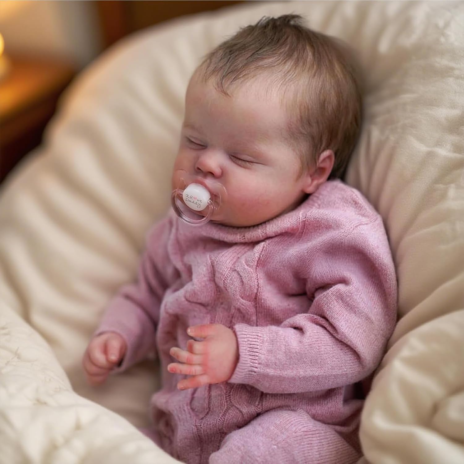 Detalle 2 de WEQNT 2601 – lalka Reborn ze śpiącymi oczami, miękkim tułowiem i akcesoriami