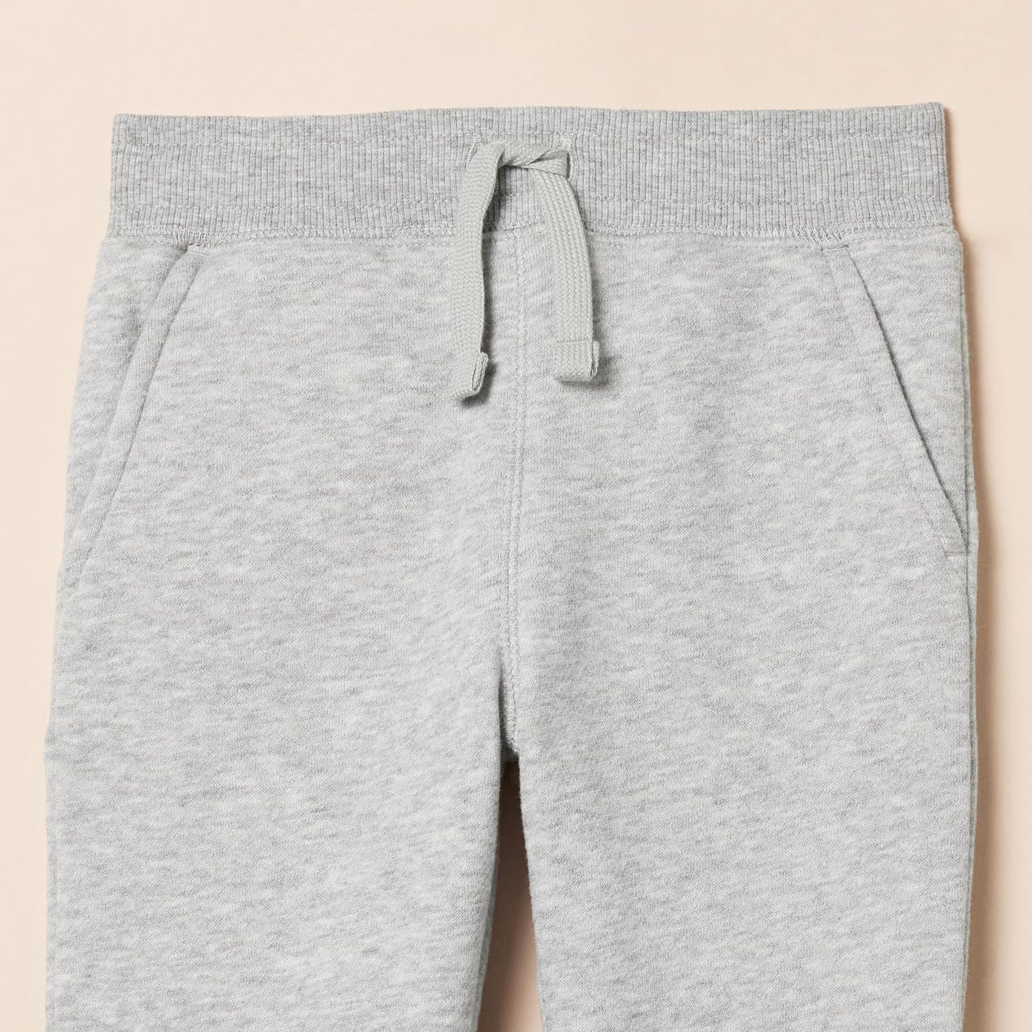 Detalle de Amazon Essentials Pantaloni Sportivi Jogger in Pile per Bambini e Ragazzi – vestibilità ampia, comfort quotidiano