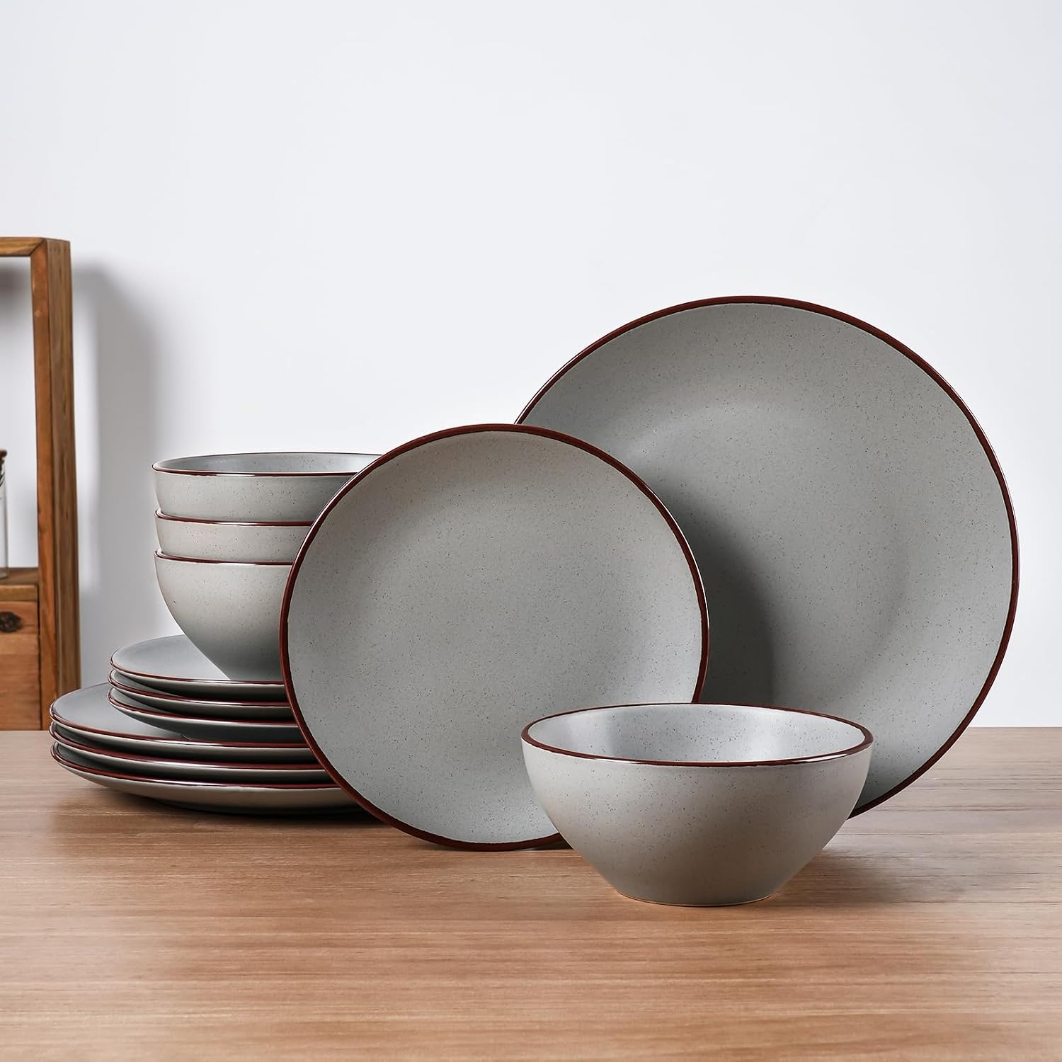 Detalle de Famiware Venus Plates and Bowls Set with Trim – 12 Pieces, Matte Dark Gray Stoneware