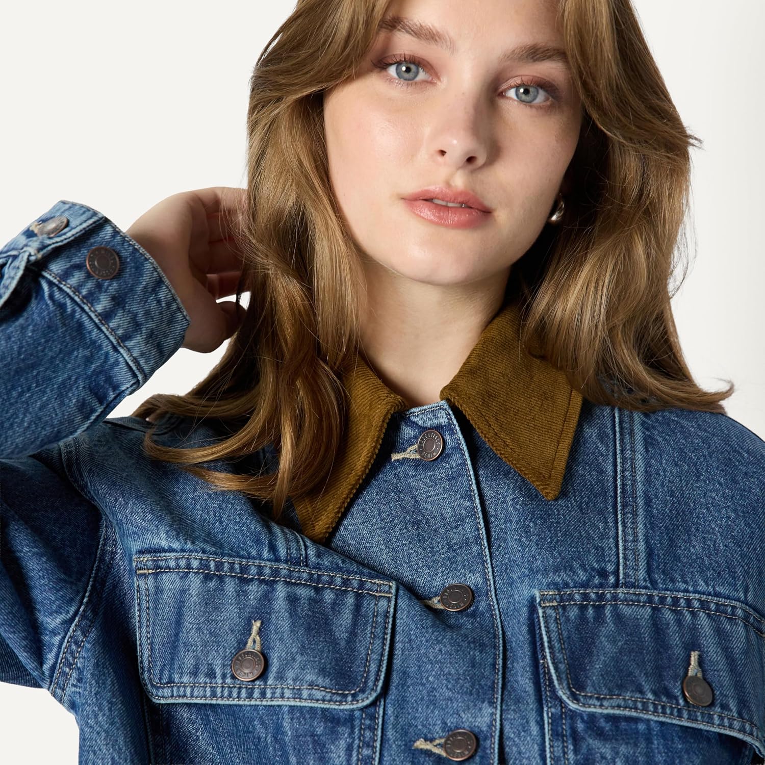Detalle de Amazon Essentials Women's (Demi's Pick) Oversized-Cropped Denim Jacket with Contrast Corduroy Collar