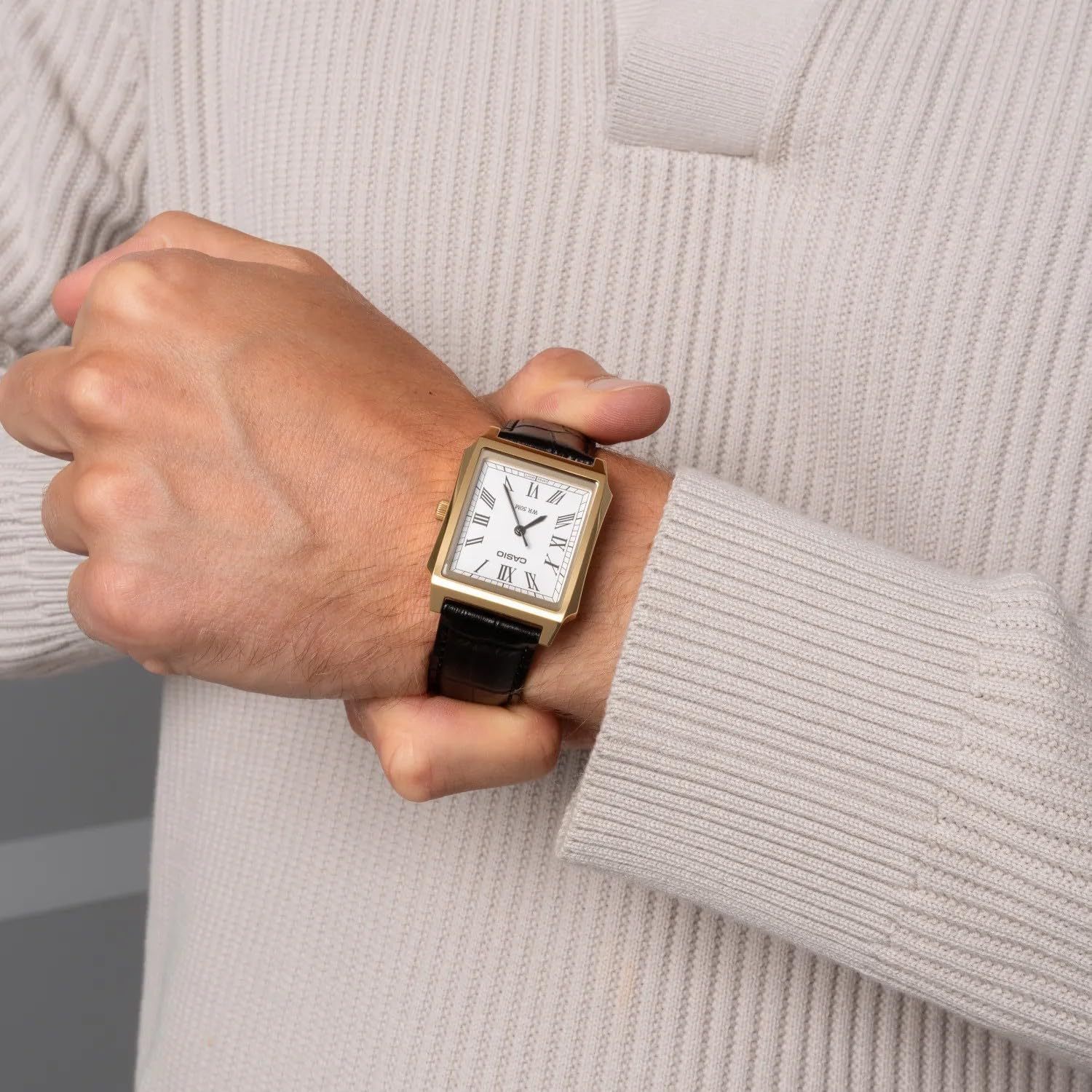 Detalle de Casio MTP-B190GL-7BVEF: reloj casual con toques dorados y esfera blanca