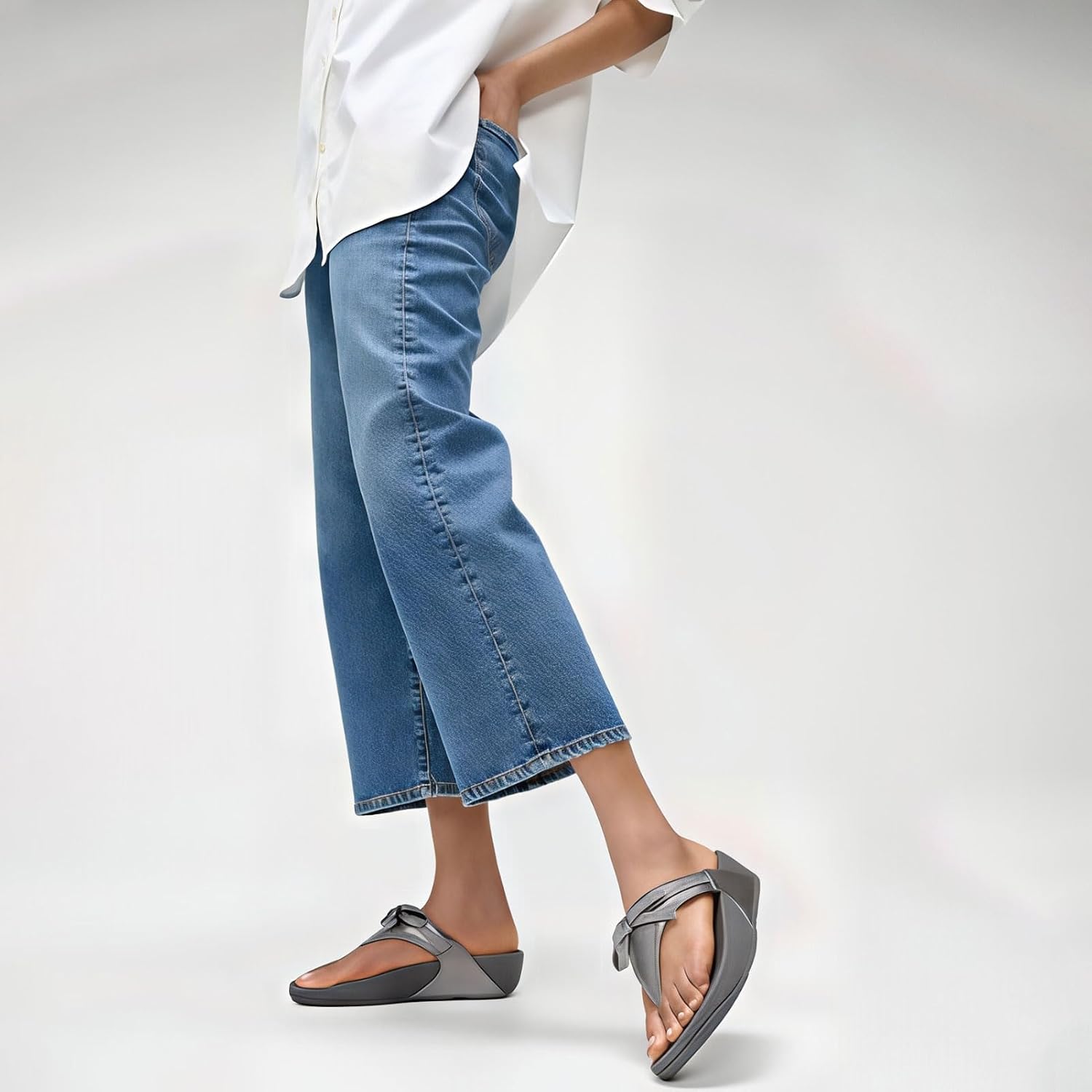 Detalle de Fitflop Lulu Glitz-bow Leather Toe-post Sandals: confort et soutien pour un usage quotidien
