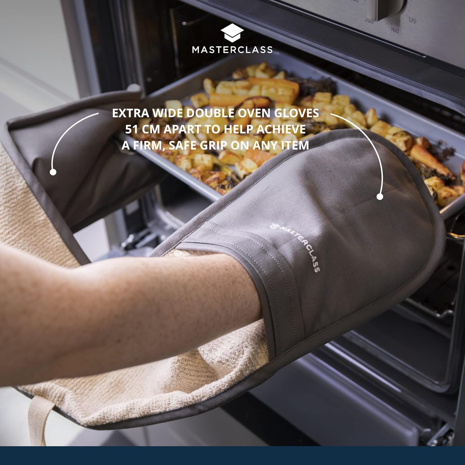 Detalle 2 de MasterClass Deluxe Guanti da forno professionali: guanti bifacciali in cotone grigio, resistenti al calore e extra lunghi