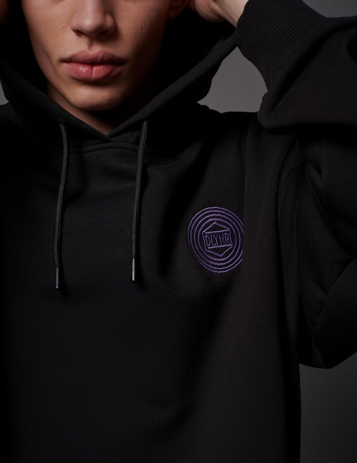 Detalle 2 de Dolly Noire Pokémon Felpa MewTwo, Nero - Unisex, Cotone felpa con ricami – Collezione ufficiale