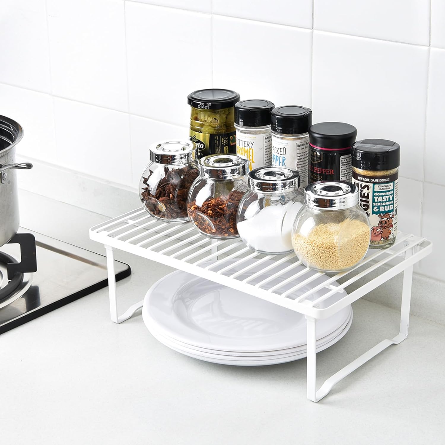 Detalle 2 de Amazon Basics Stackable Kitchen Storage Shelves (Pack of 2) – White, 20.3 x 31.6 x 11.4 cm