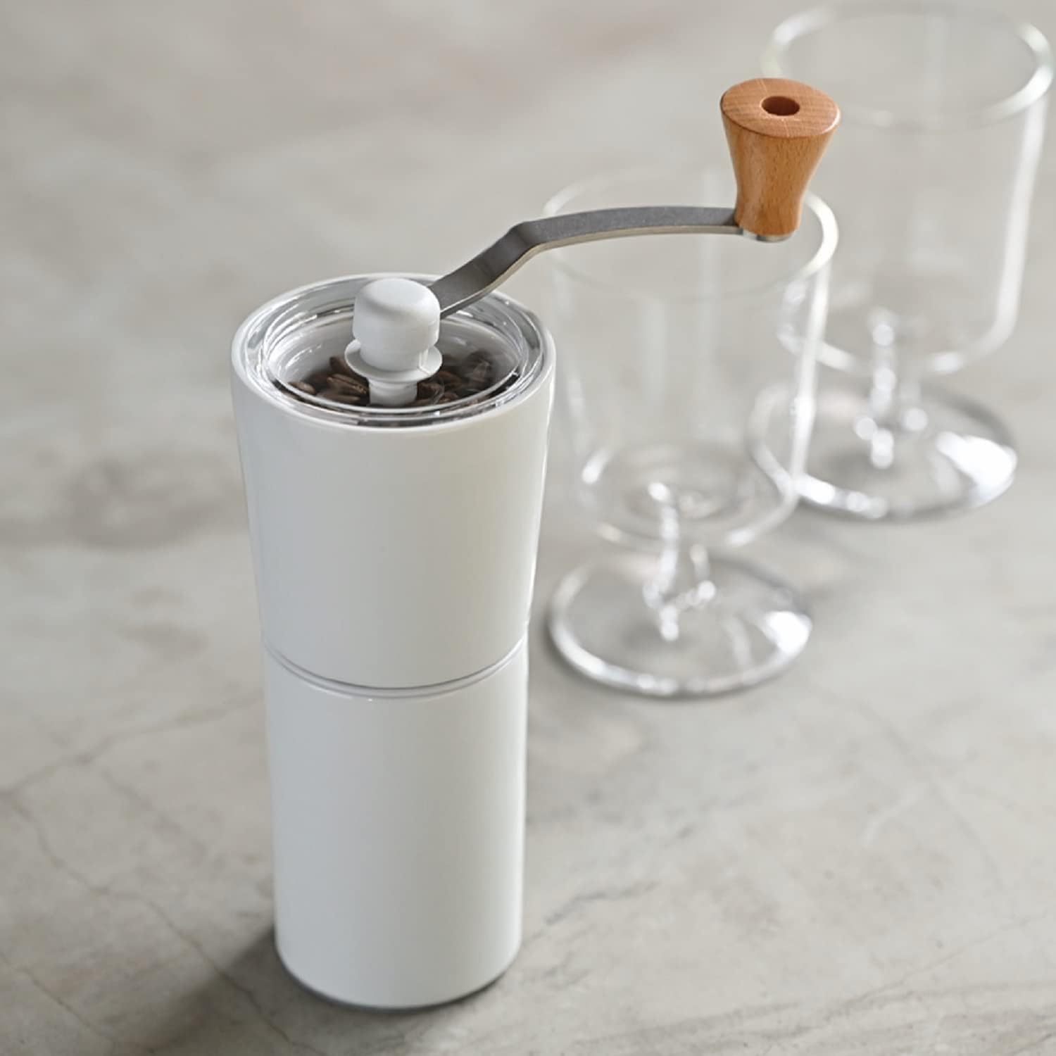Detalle de HARIO S-CCG-2-W 手挽きコーヒーミル 有田焼の磁器製カバー・粉受け、セラミック臼