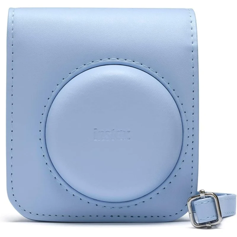 Detalle de Funda azul oficial Fujifilm para Instax Mini 12 con correa ajustable