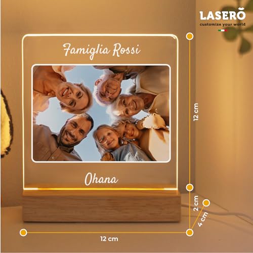 Detalle de LASERO' Lampada con Foto Personalizzata - Stampa UV su Plexiglass con Base in Legno, LED Caldo e USB | Regalo Unico