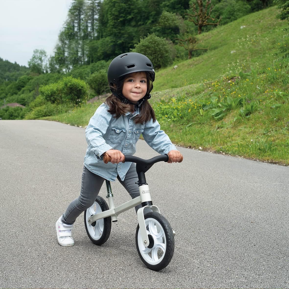 Detalle de Smoby First Bike Beige: bici senza pedali in metallo leggera, sicura e regolabile dai 2 anni