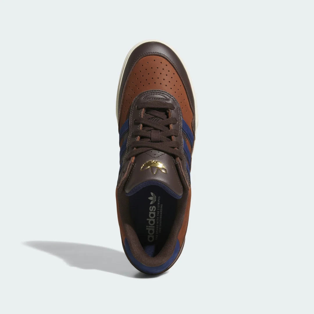Detalle de Zapatilla TYSHAWN II de Adidas — estilo y comodidad para el día a día
