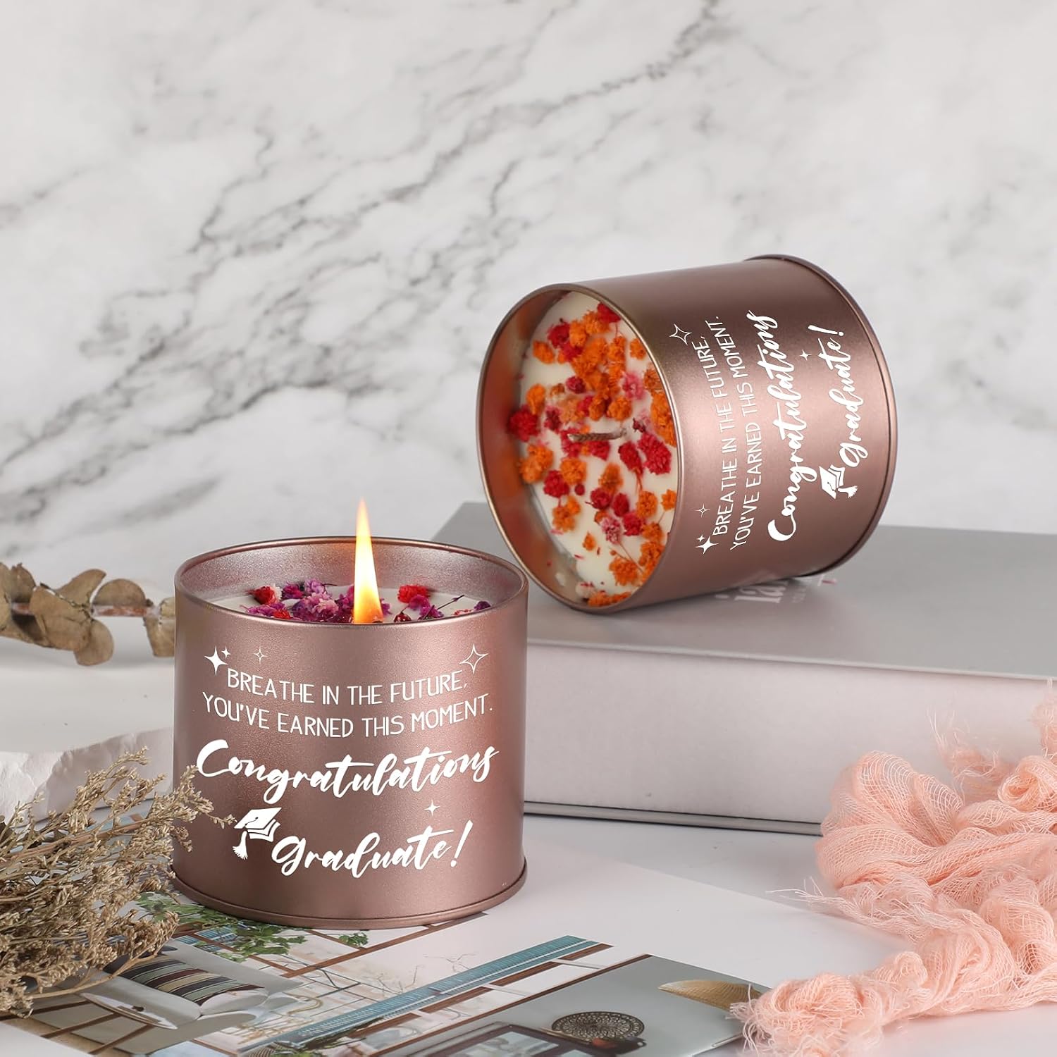 Detalle 2 de PRSTENLY Graduation Gifts for Her 2026: Happy Graduation Scented Candle (9oz)