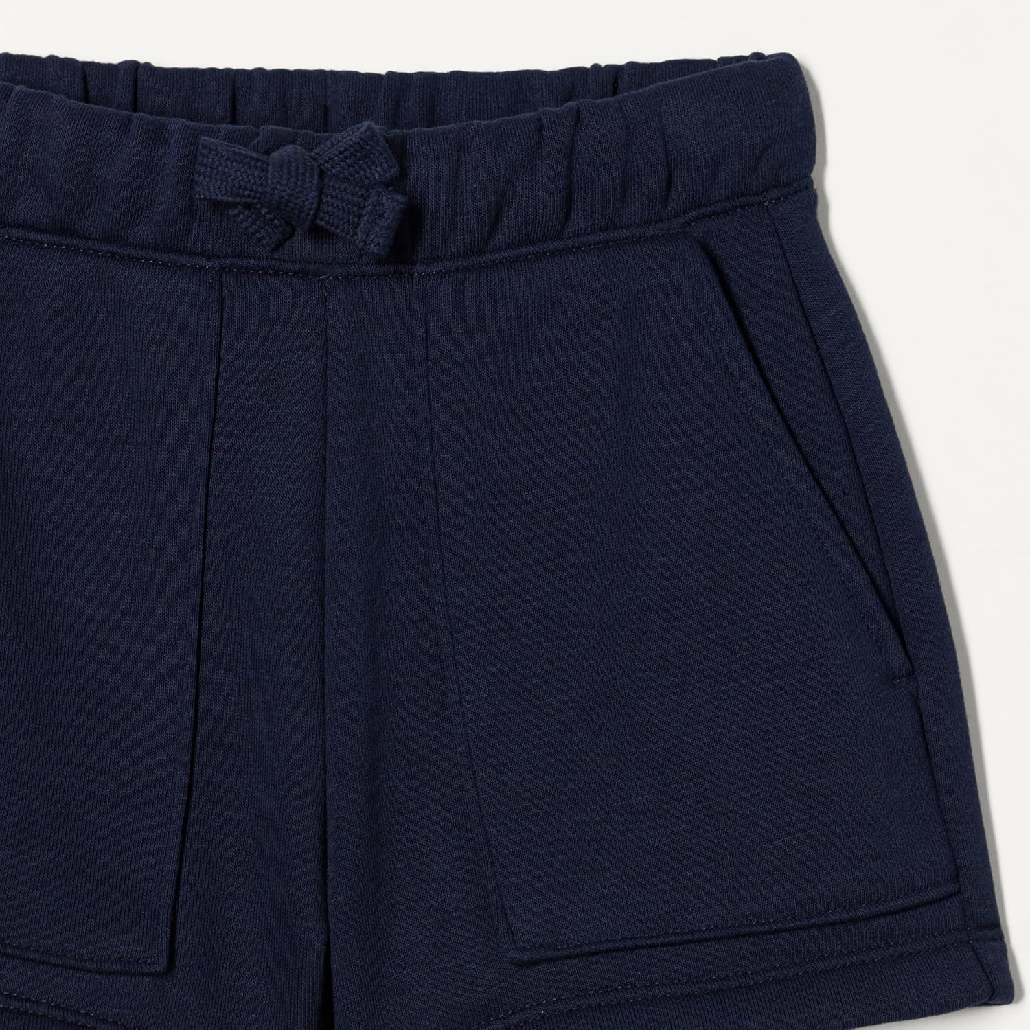 Detalle 2 de Amazon Essentials Girls French Terry Patch Pocket Shorts