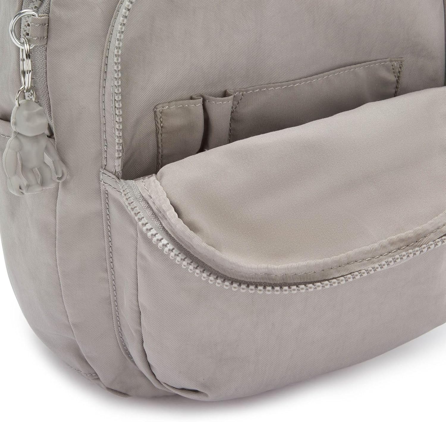Detalle de Kipling SEOUL S Kleiner Rucksack (Grau) – Tablet-Fach und kompakter Alltagsbegleiter