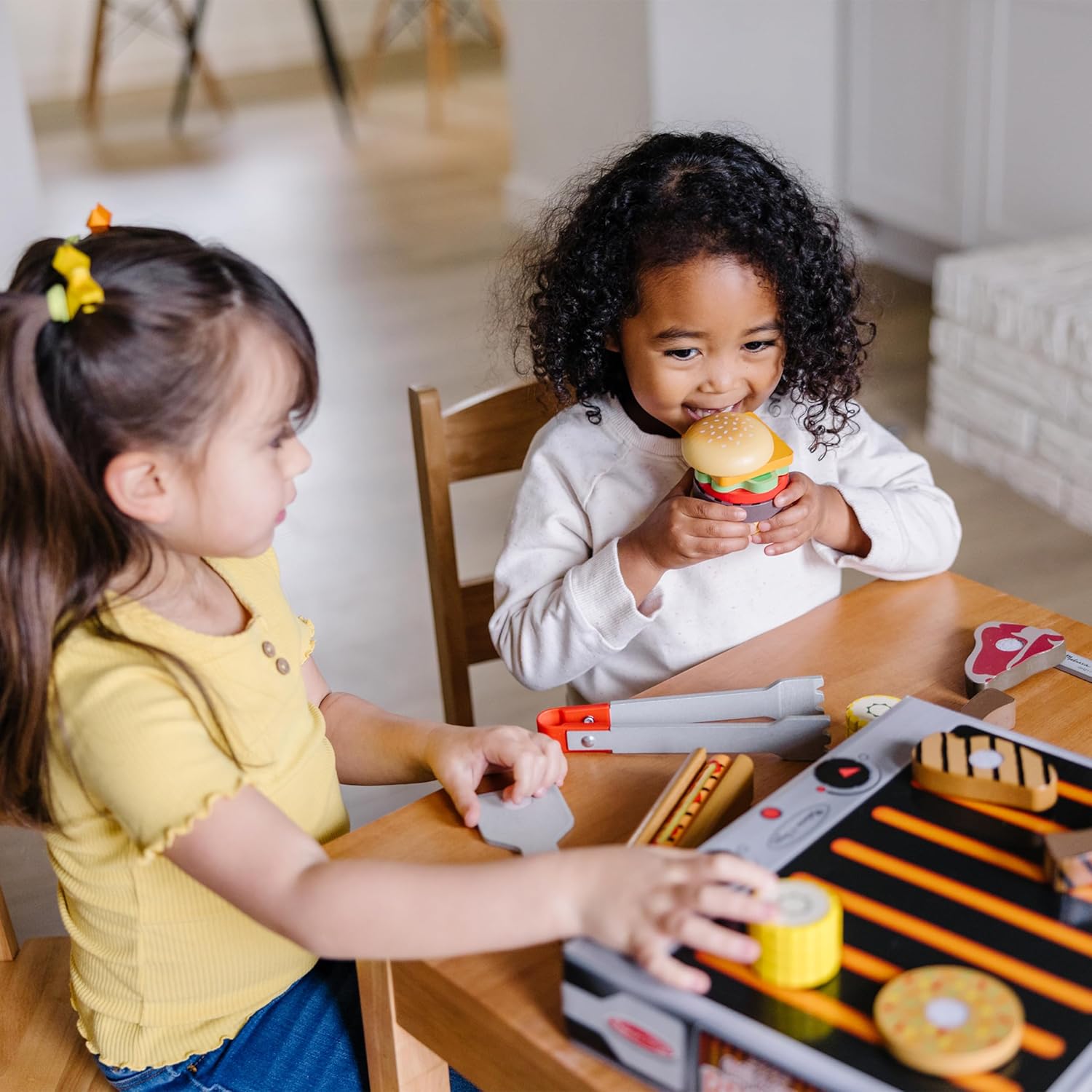 Detalle 2 de Melissa & Doug Grill and Serve BBQ Set – 20-Piece Pretend Play Kitchen & Food Set for Ages 3+