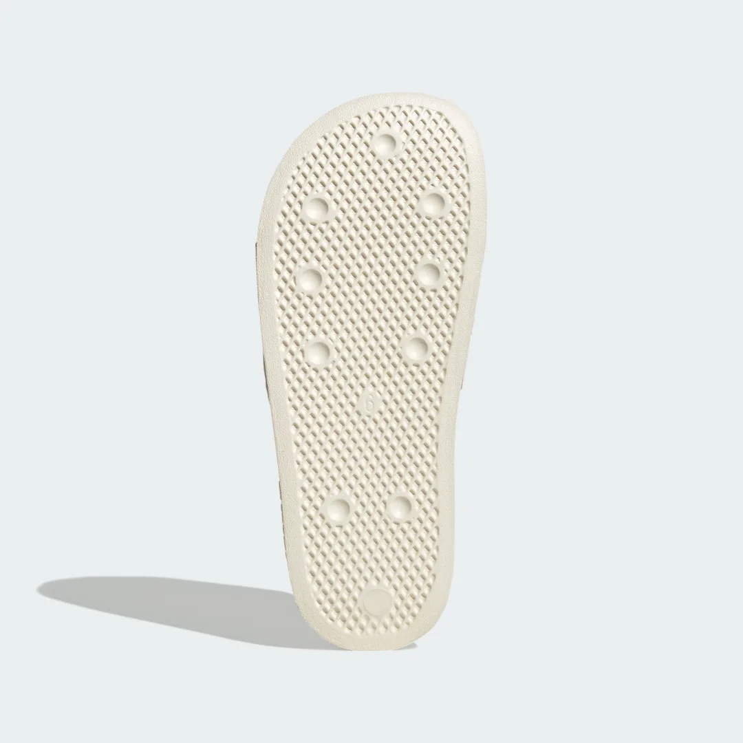 Detalle de Adilette Lite de Adidas: chancla blanca para uso diario y ligero confort