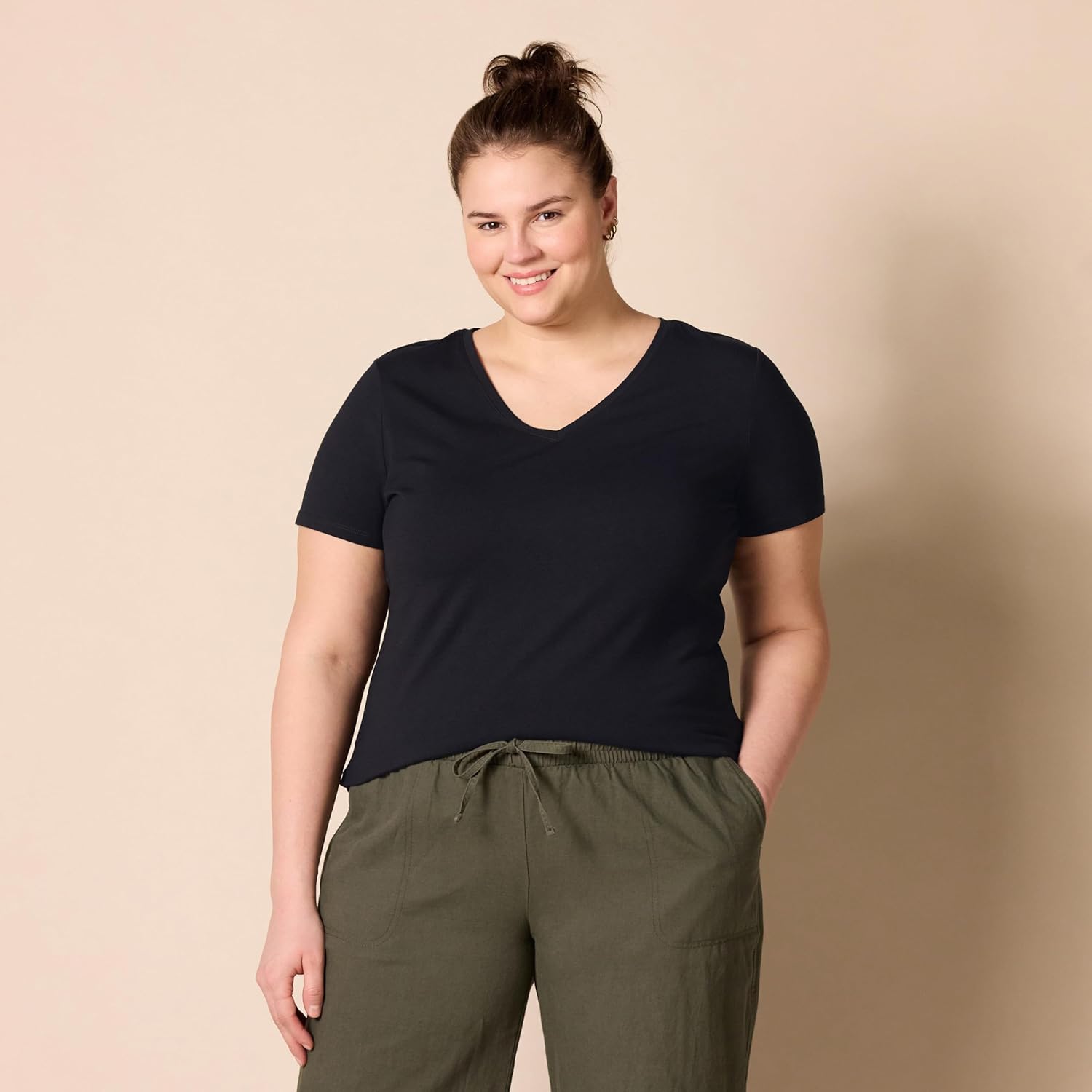 Thumbnail 1 de Amazon Essentials Women's Plus Size Short-Sleeve V-Neck T-Shirt (Multipack)