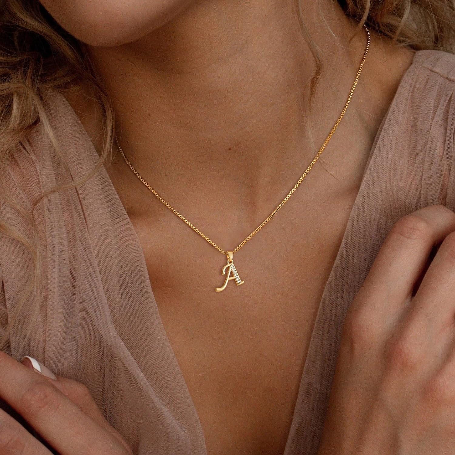 Detalle de Fglqfam Initial Necklace, 14K Gold-Plated