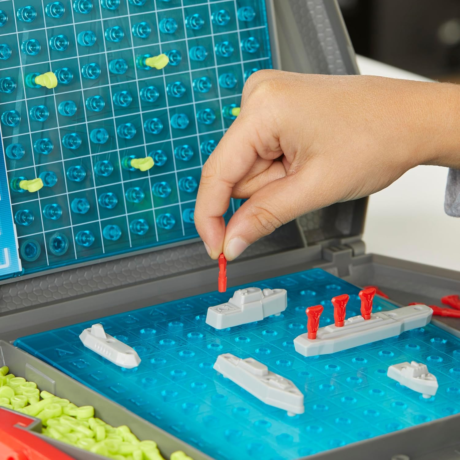 Thumbnail 6 de Hasbro Gaming Battleship Classic 2人用戦略ボードゲーム、持ち運びやすくサルボ機能を搭載