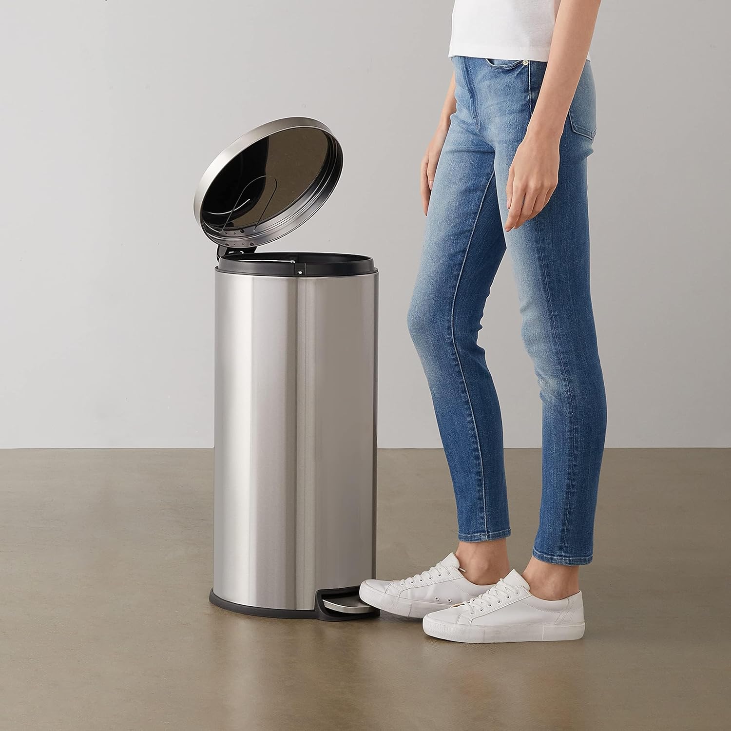 Thumbnail 4 de Amazon Basics Cubo de Basura Suave 30L Metálico 🗑