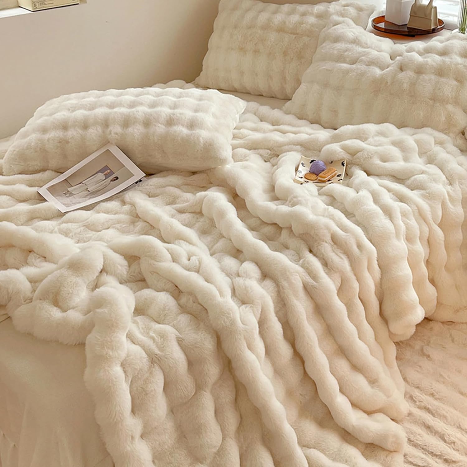 Detalle 2 de DREAMLANDING Faux Rabbit Fur Luxury Plush Sherpa Throw Blanket (Cream, 150 × 200cm) – Reversible warm cosy blanket for bed and sofa